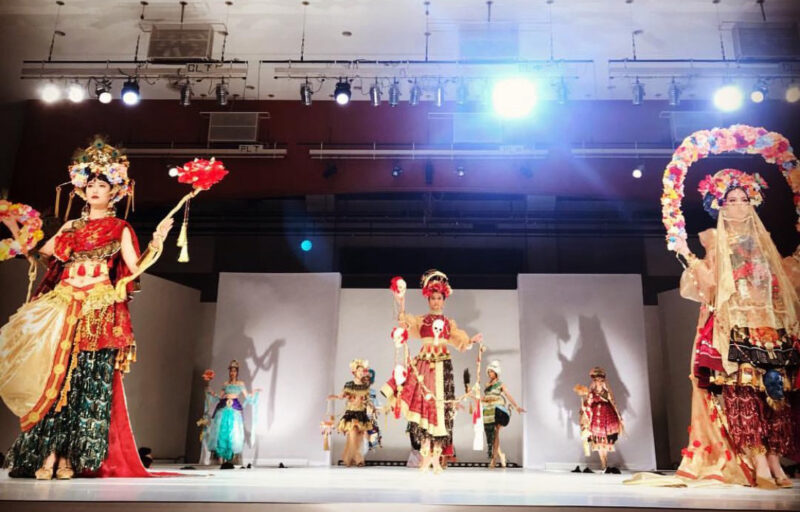 文化服装学院ファッションショーにサリー生地を提供　MUDRA foundation